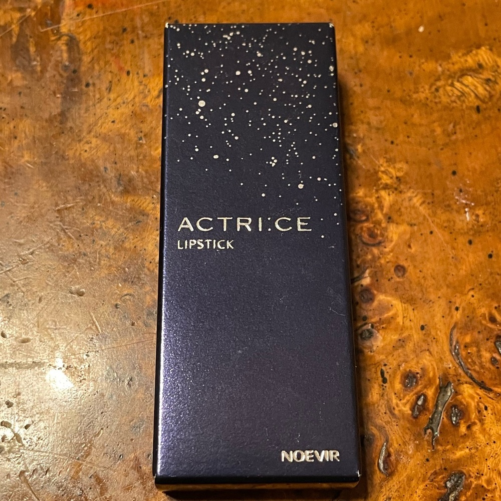 NIB Noevir Actrice Lipstick